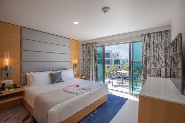 Room 10 of 100