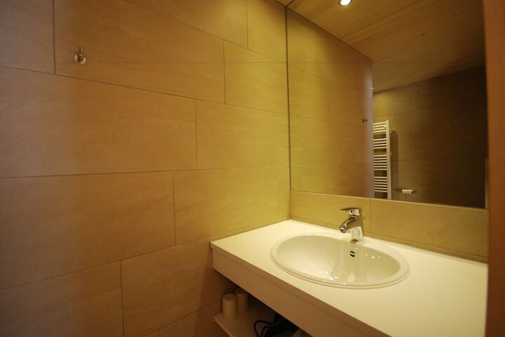 Room 21 of 48