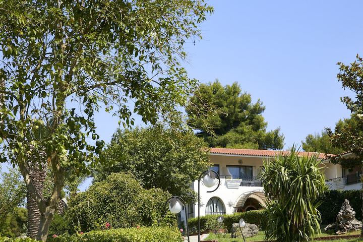Hotel Exterior 36 of 37