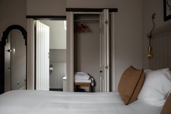 Room 11 of 19