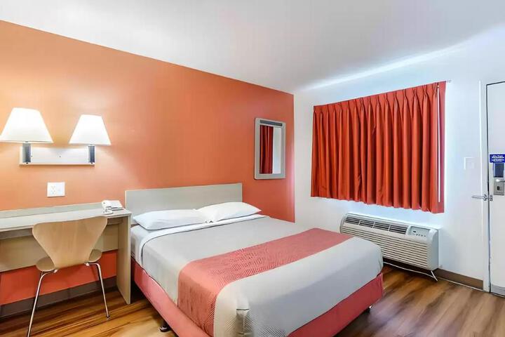 1 King Bed (3 of 5)