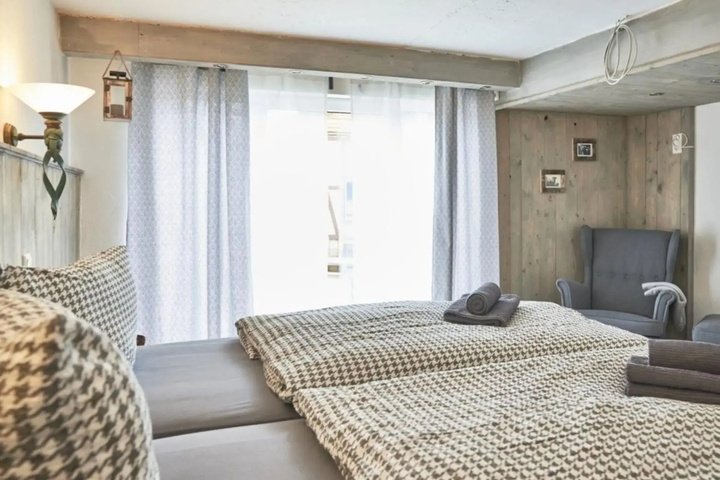 Room 2 of 11