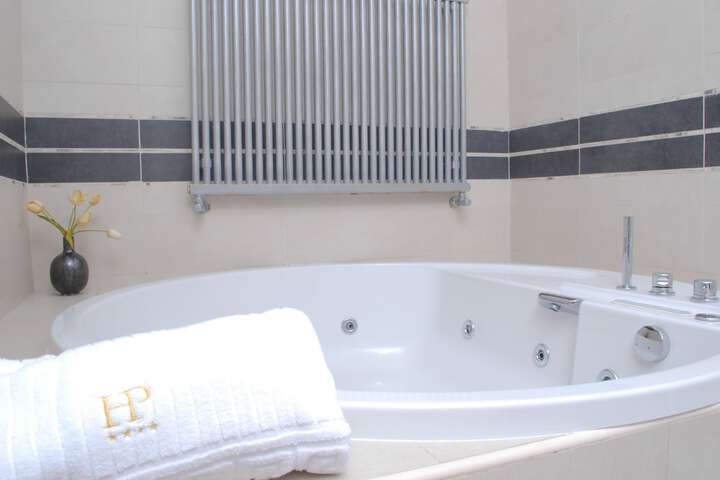 Jetted tub