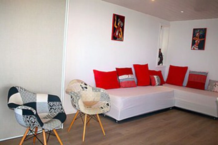 Room 6 of 9