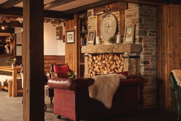 Lounge 44 of 69