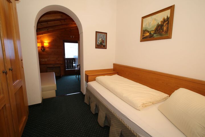 Room 15 of 98