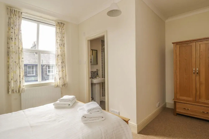 Room 4 of 13