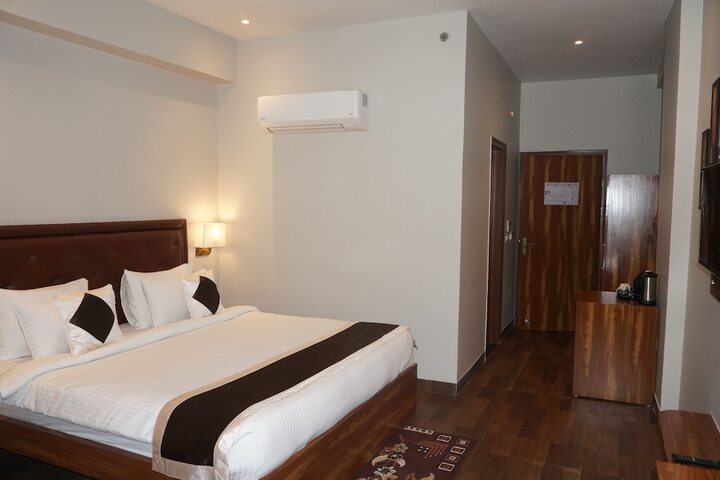 Room 10 of 27