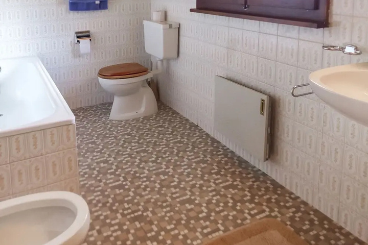 Room 5 of 12