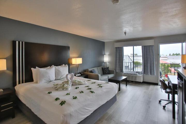 1 King Bed Refrigerator WiFi Full Breakfast (6 of 11)