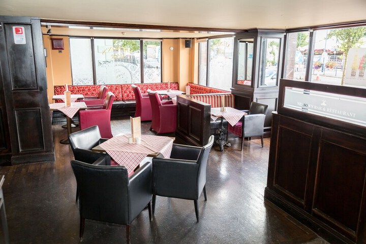 Lounge 53 of 67