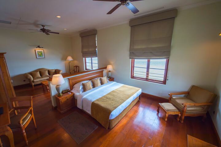 Room 53 of 163