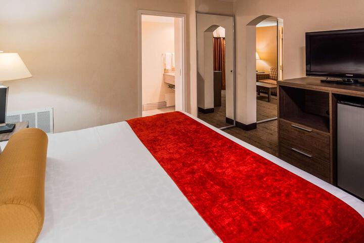 1 King Bed Sofa Bed Microwave and Refrigerator WiFi Shower Only Full Breakfast (3 of 11)
