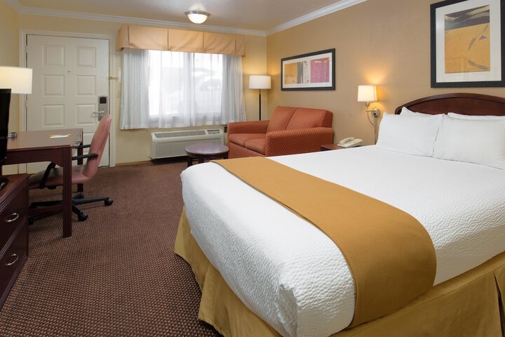 1 Queen Bed (10 of 12)