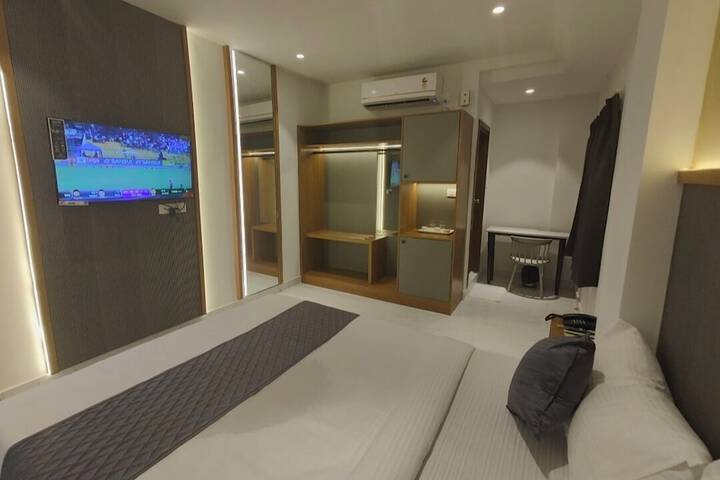 Room 6 of 18