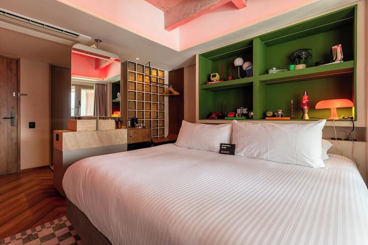 Room 15 of 102