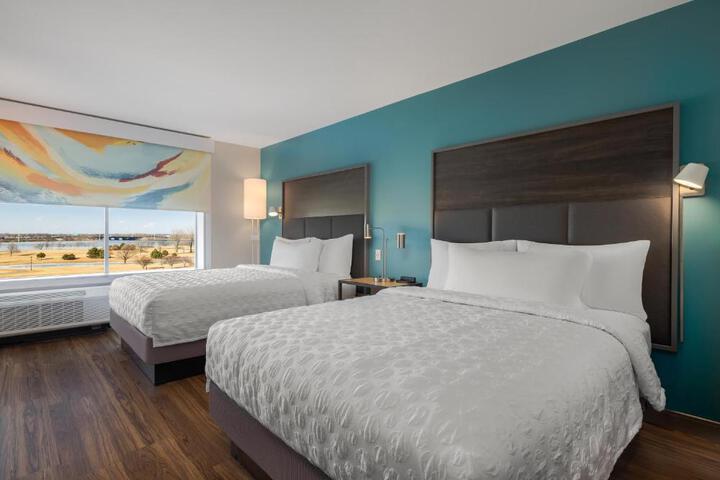 2 Queen Beds with Walk in Shower (2 of 5)