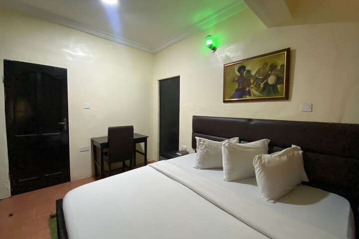 Room 9 of 14