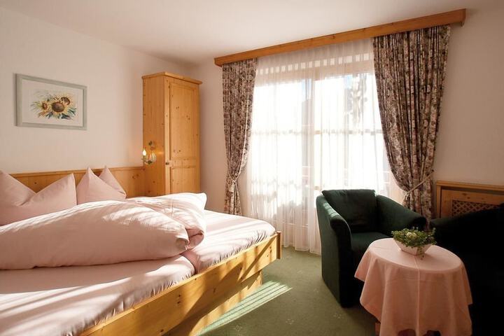 Room 6 of 12