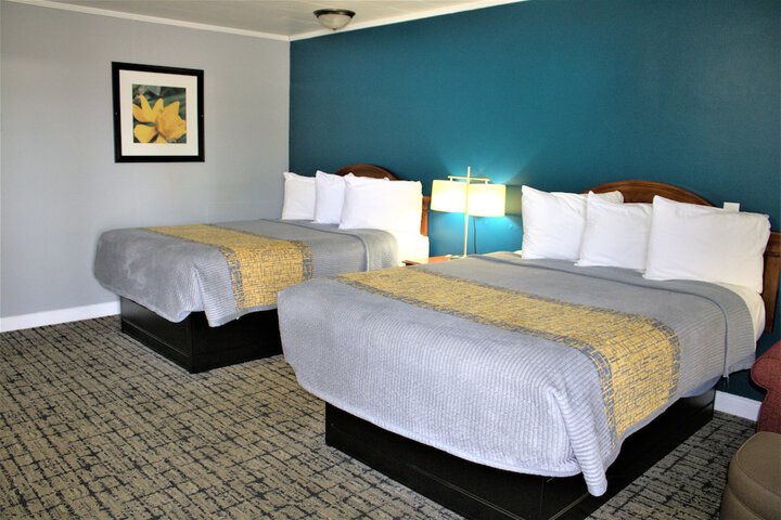 Deluxe Room 1 Queen Bed (9 of 10)