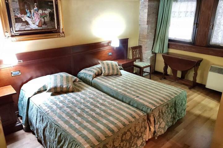 Room 5 of 25