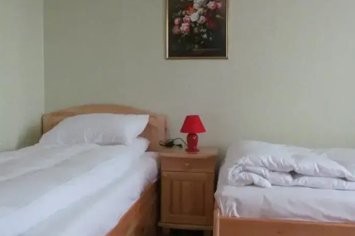 Room 7 of 12