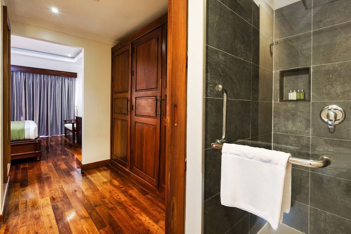 Room 28 of 127