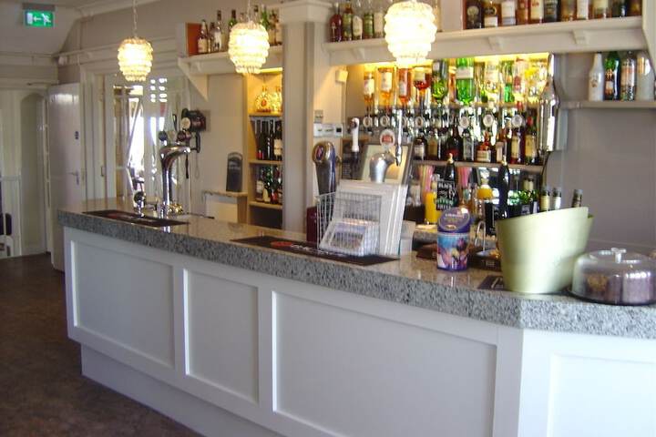 Lounge 14 of 33