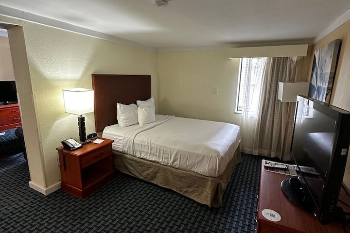 2 Queen Beds Mobility Accessible (26 of 37)