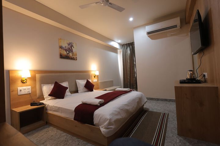 Room 5 of 16