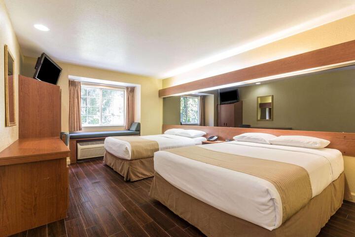 2 Queen Beds Deluxe Room (20 of 43)
