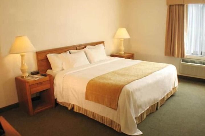 2 Queen Beds (7 of 12)