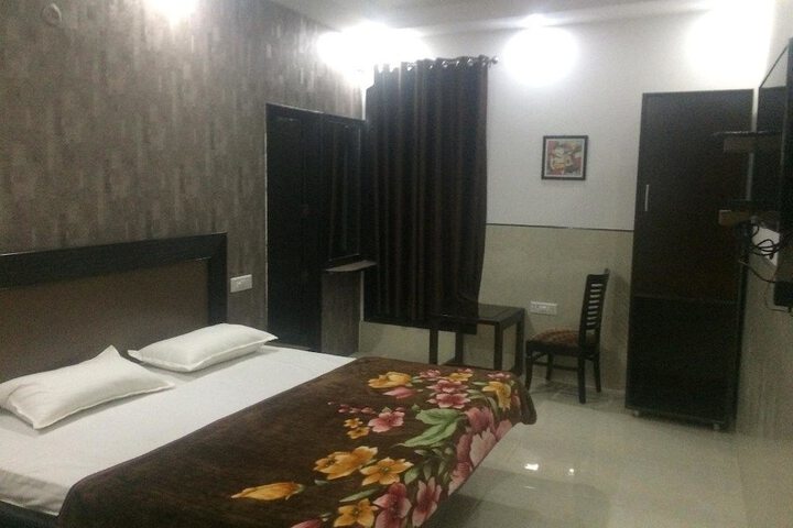 Room 4 of 5