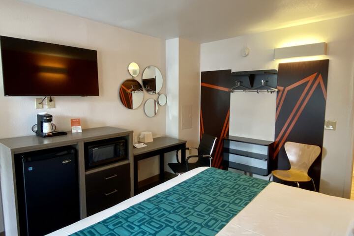 1 Queen Bed (10 of 11)