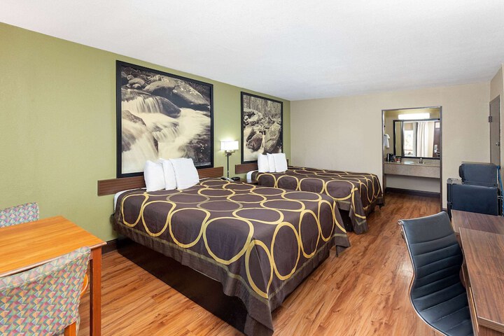 2 Queen Beds (1 of 8)