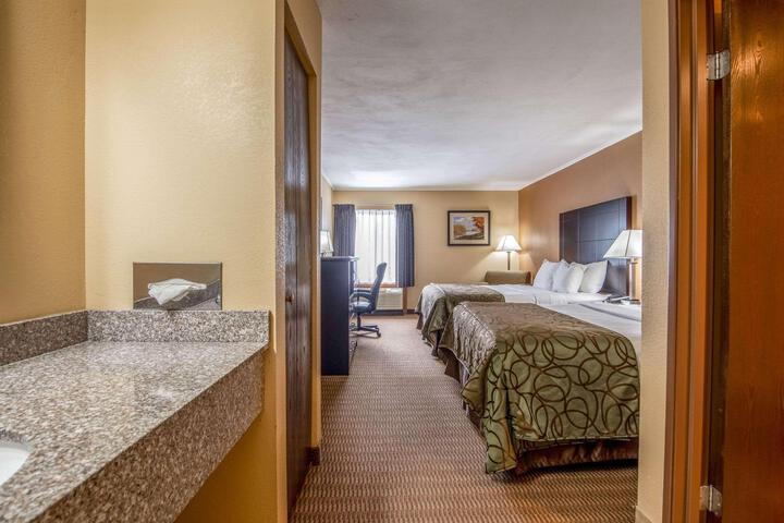 2 Queen Beds (1 of 8)