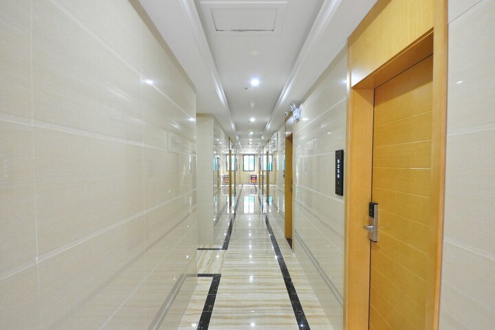 Ballroom/Hall 30 of 33
