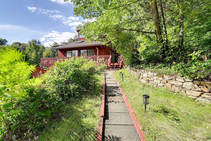 Spacious Woodbury Home w / Pool + Hot Tub!