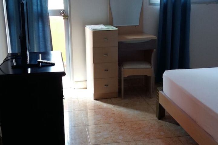 Room 13 of 28