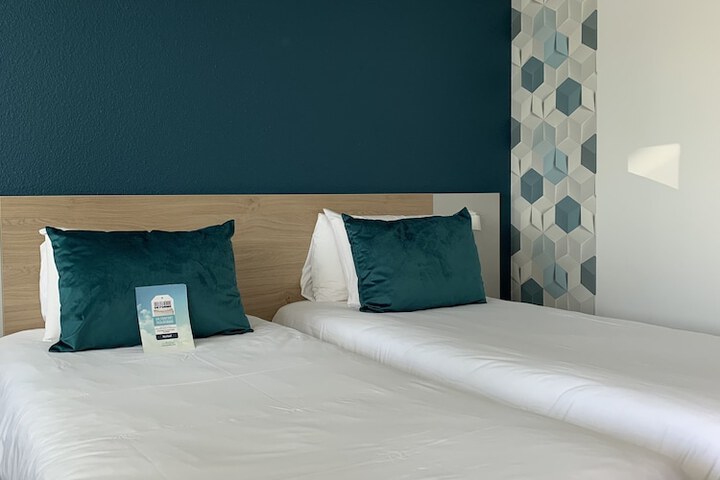 Room 6 of 30