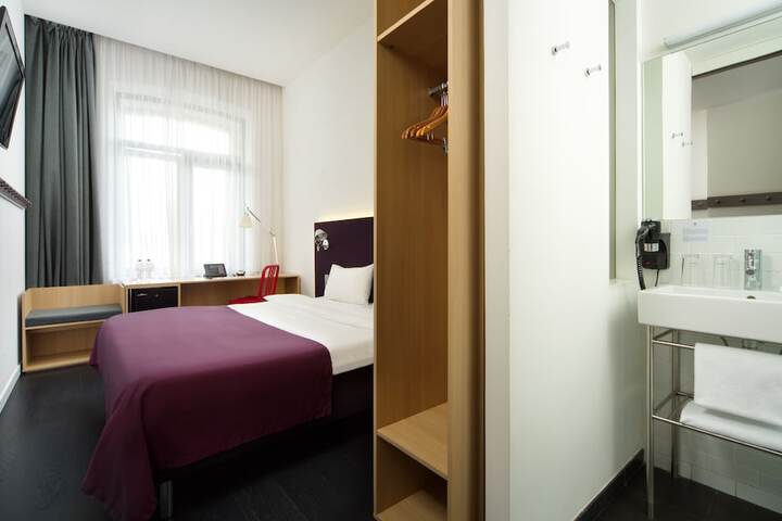 Room 10 of 42