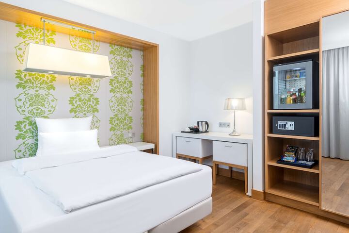 Room 6 of 33