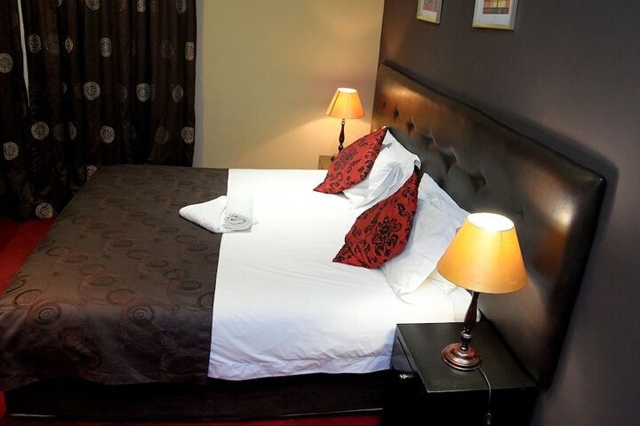 Room 6 of 18