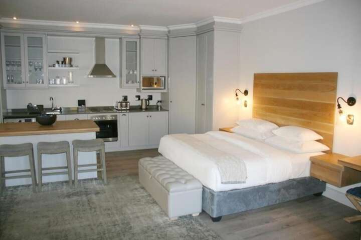 Room 8 of 220