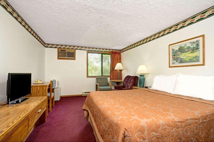 1 Queen Bed (7 of 8)