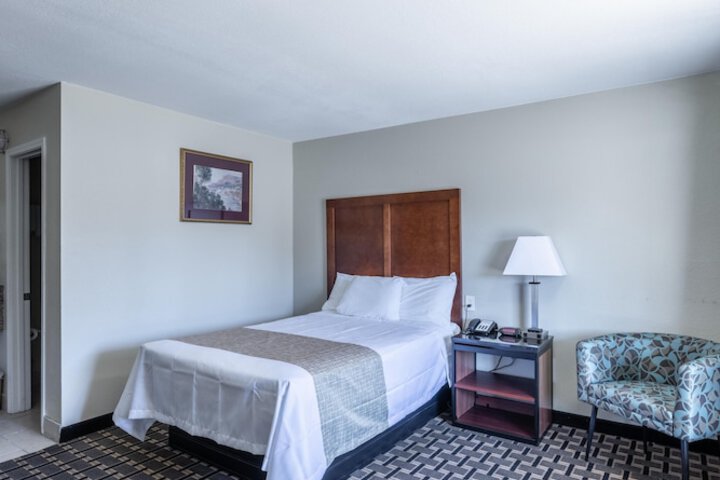 1 Queen Bed (1 of 7)