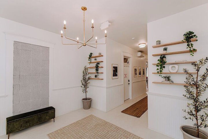 Ballroom/Hall 91 of 98