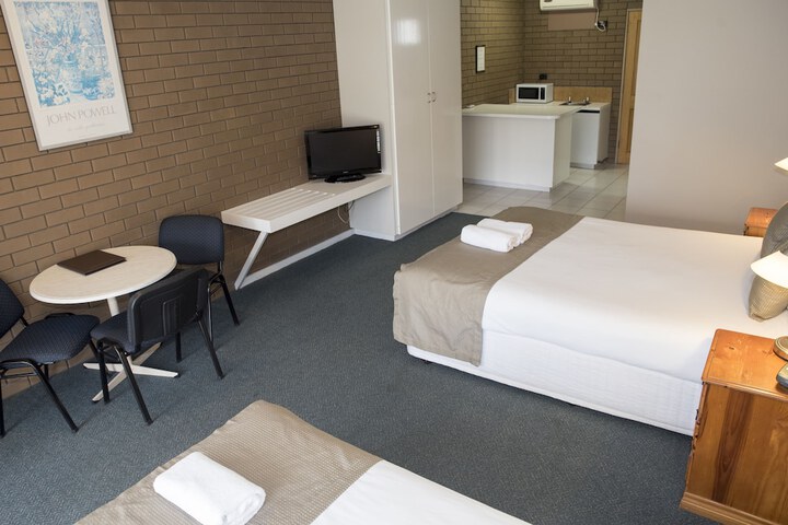 Room 4 of 99