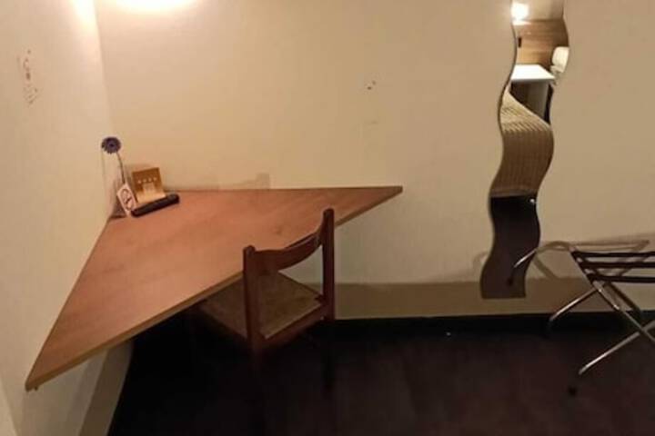 Room 23 of 76