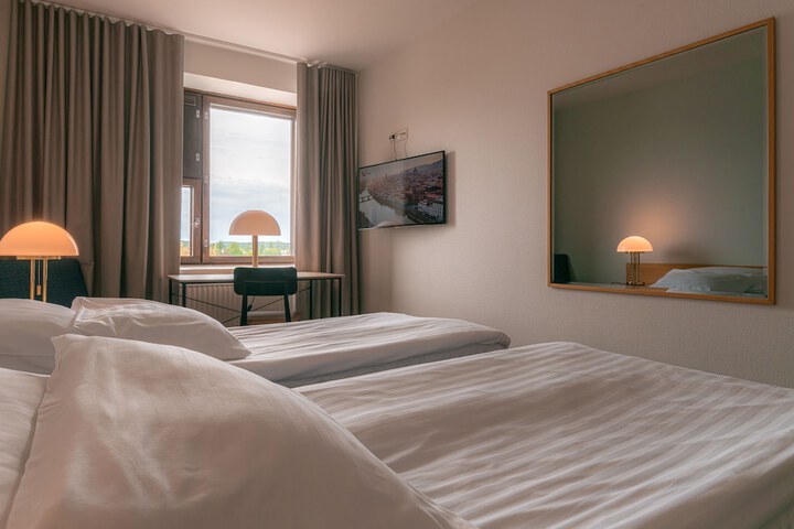 Room 6 of 37
